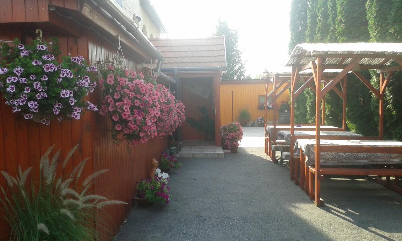 Kisdiofa Panzio Es Vendeglo Bed & Breakfast Vajdácska Exterior photo